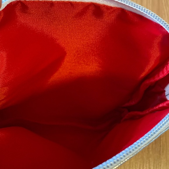 ❤️ First Aid Beauty Silver and White Stars Pouch NWOT - Picture 4 of 6